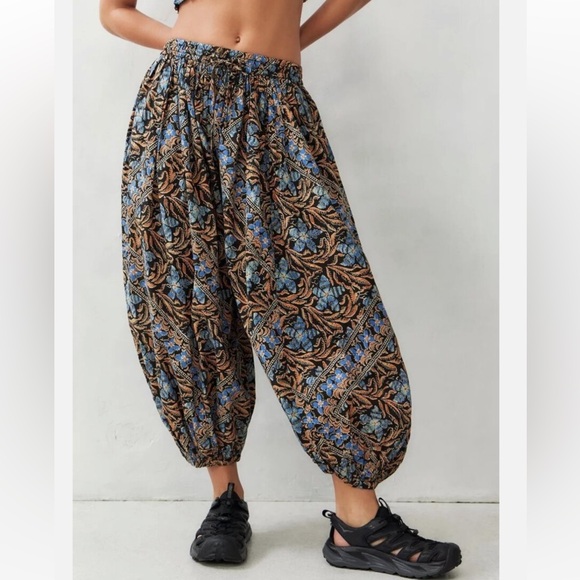 ⭐️NwT Urban Outfitters Out from under Jasmine Balloon Pants⭐️ - Picture 2 of 11